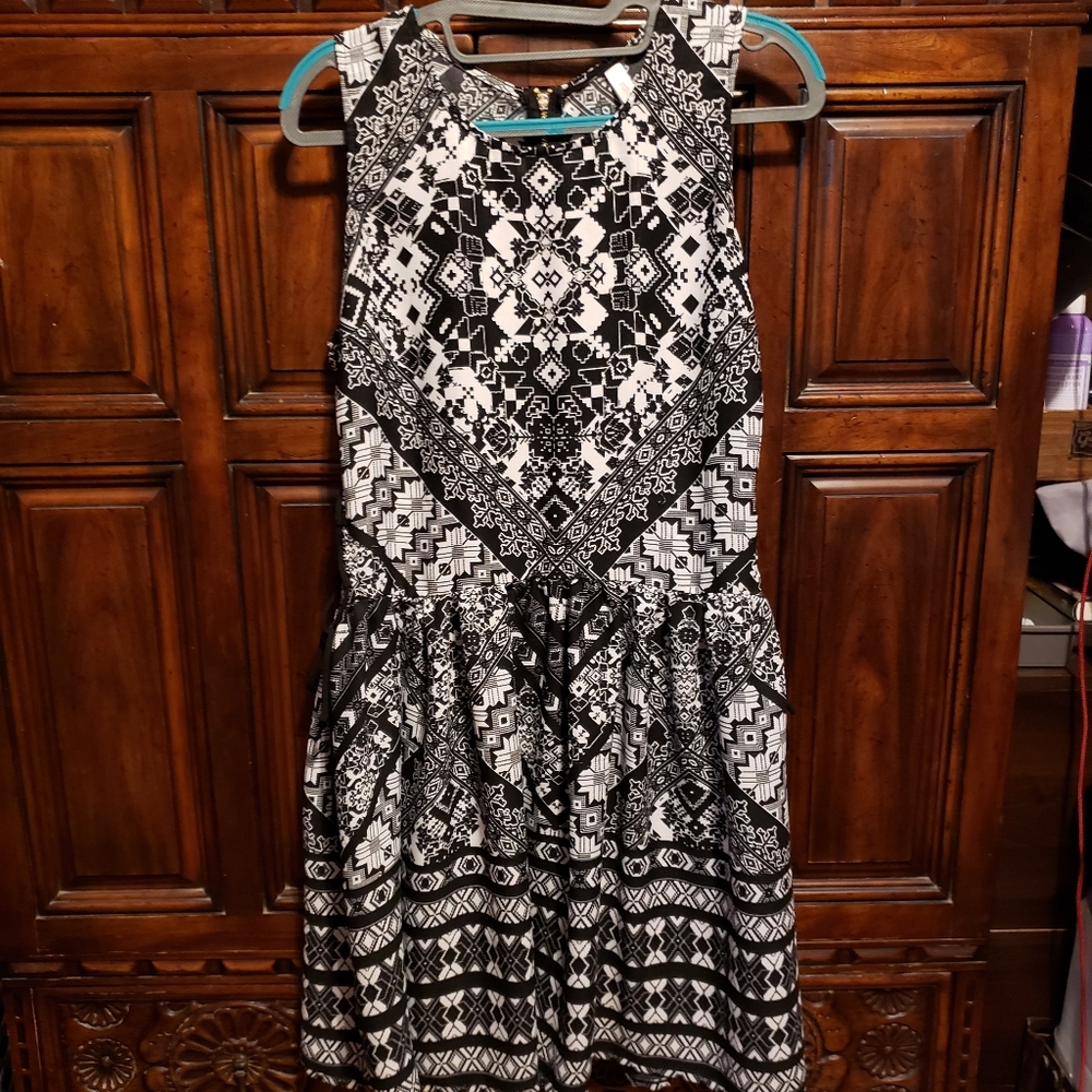 LAST CHANCE!! Xhilaration dress Black & White Sz L